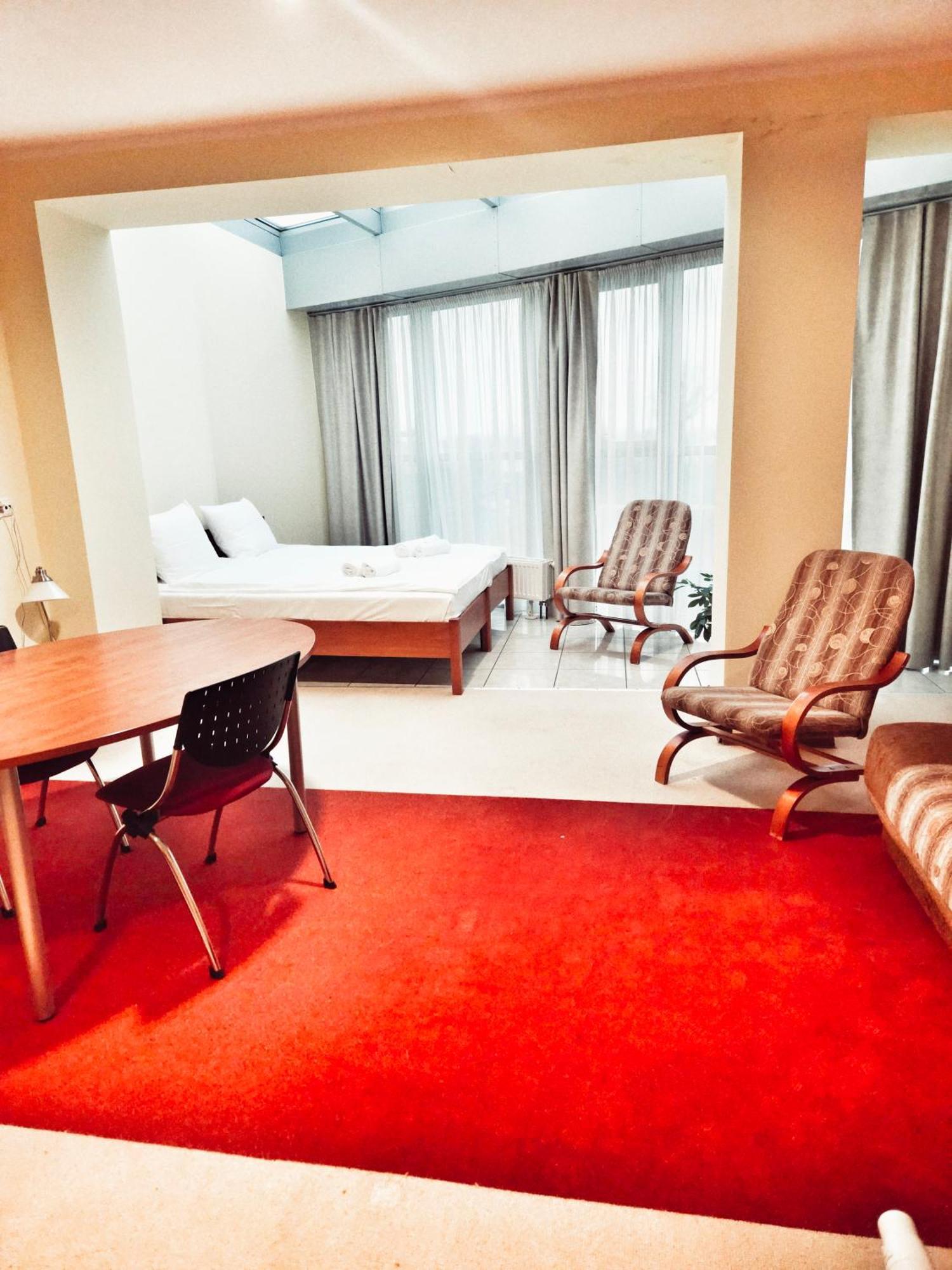 Hotel I Restauracja W Luboniu Kültér fotó