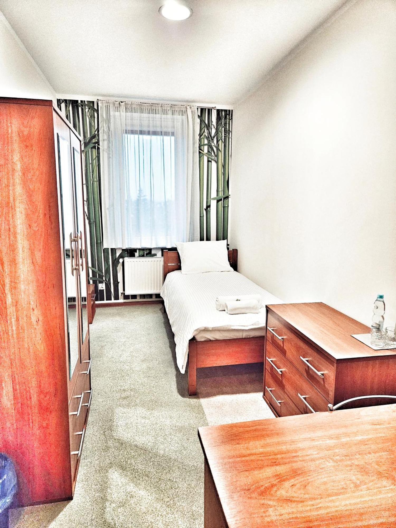 Hotel I Restauracja W Luboniu Kültér fotó