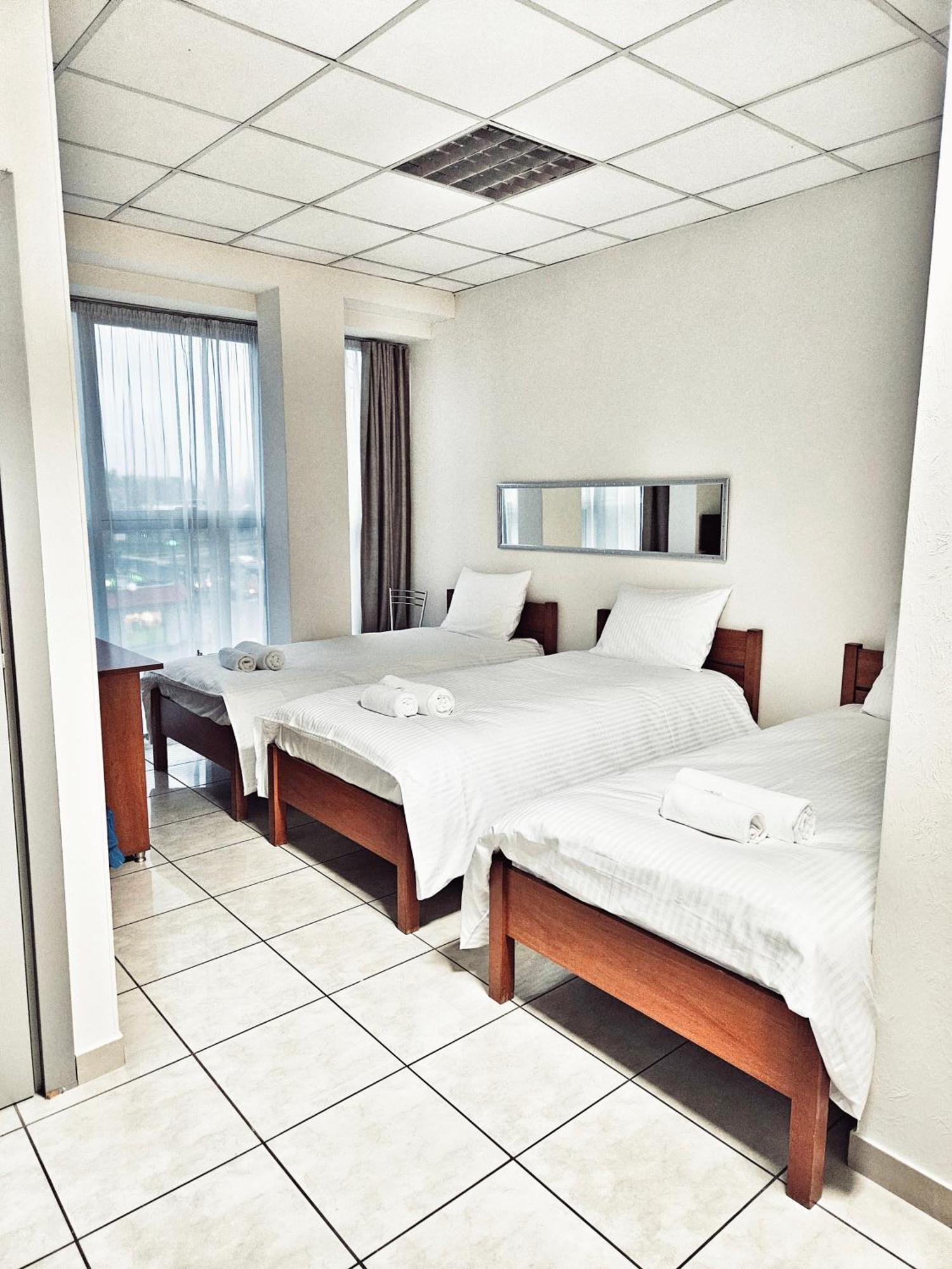 Hotel I Restauracja W Luboniu Kültér fotó