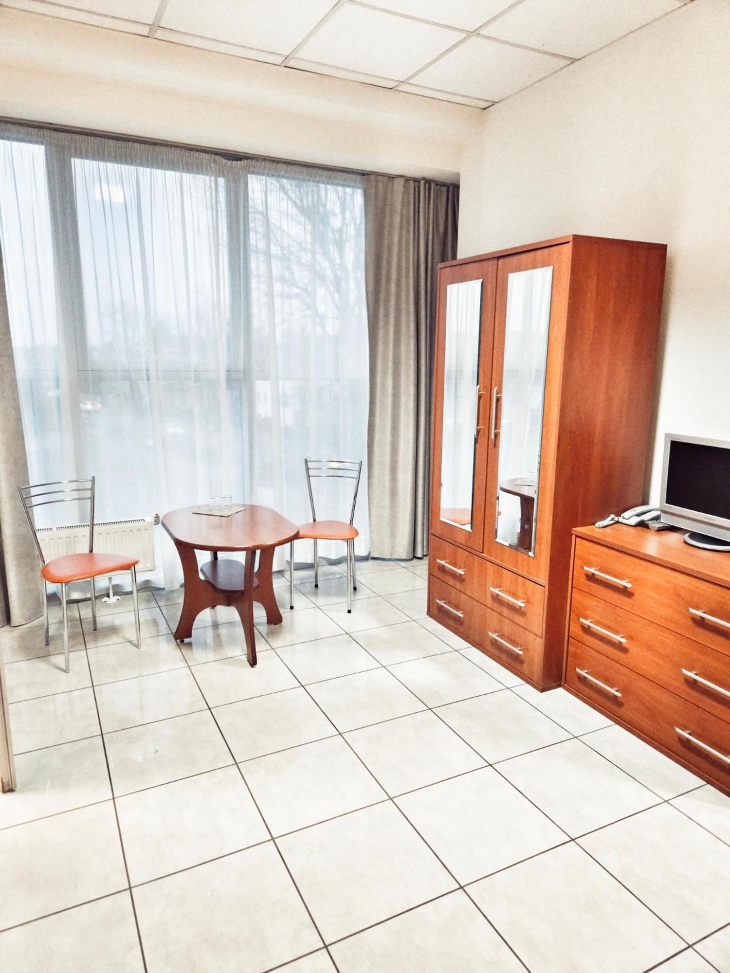 Hotel I Restauracja W Luboniu Kültér fotó
