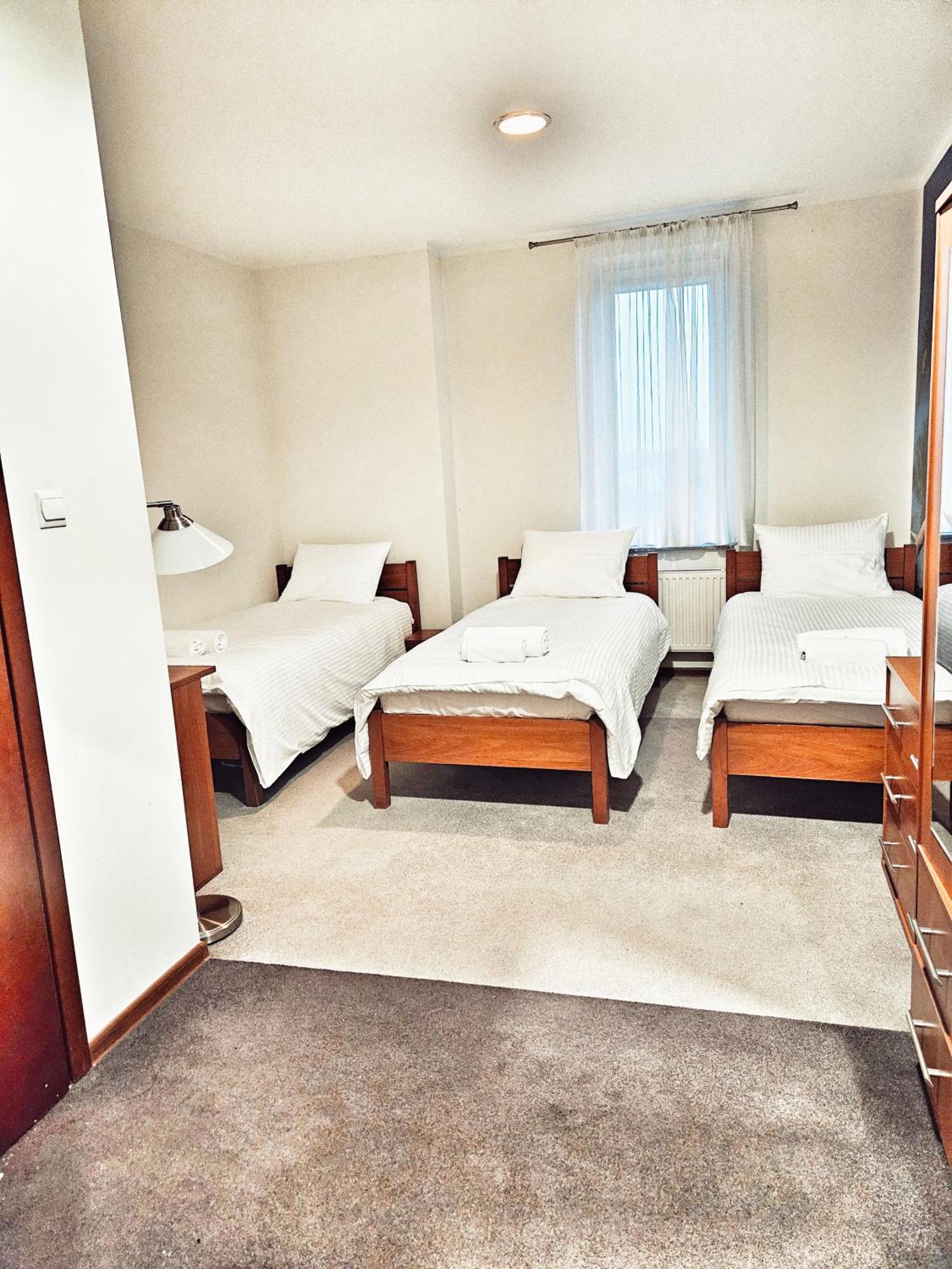 Hotel I Restauracja W Luboniu Kültér fotó
