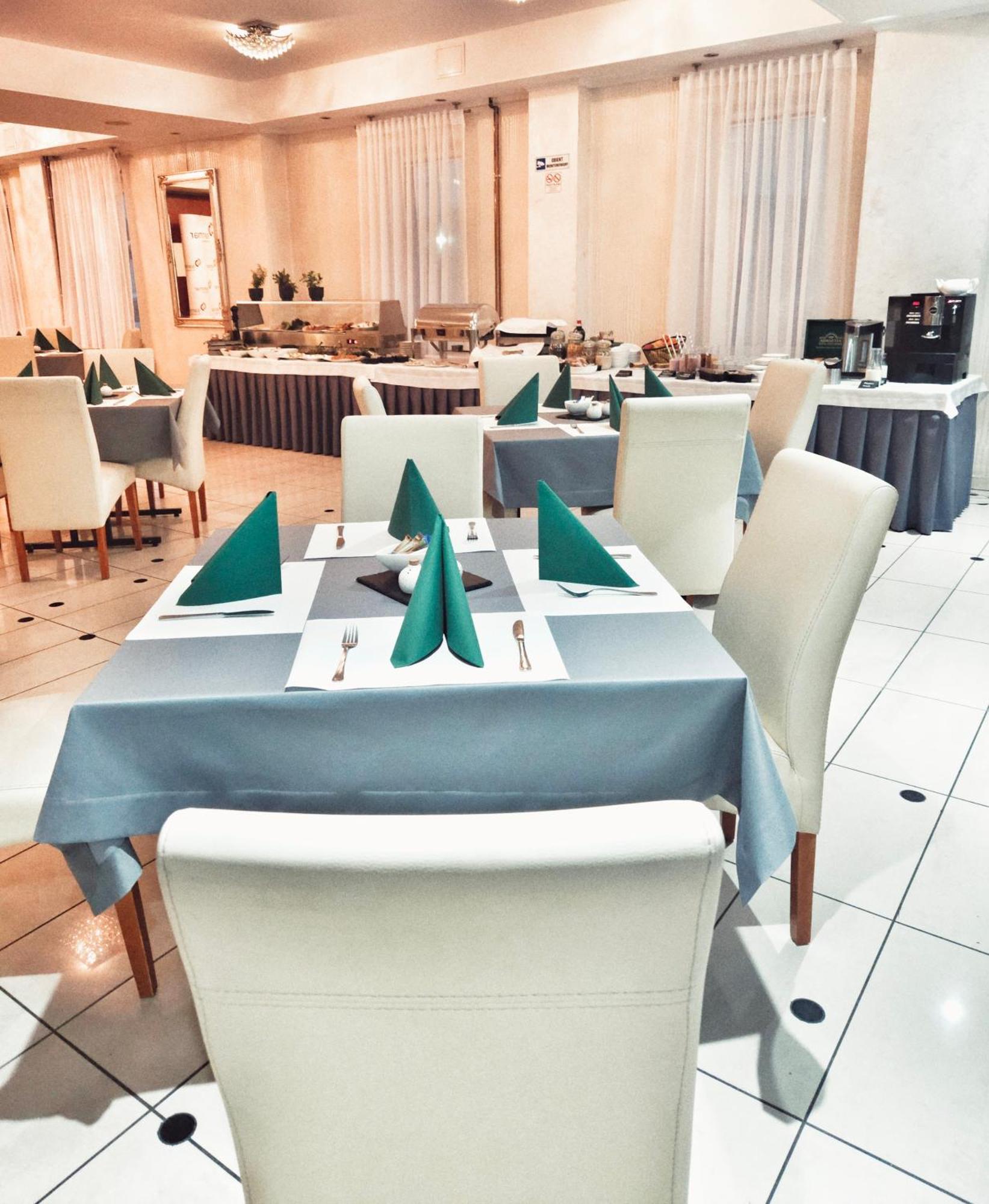 Hotel I Restauracja W Luboniu Kültér fotó