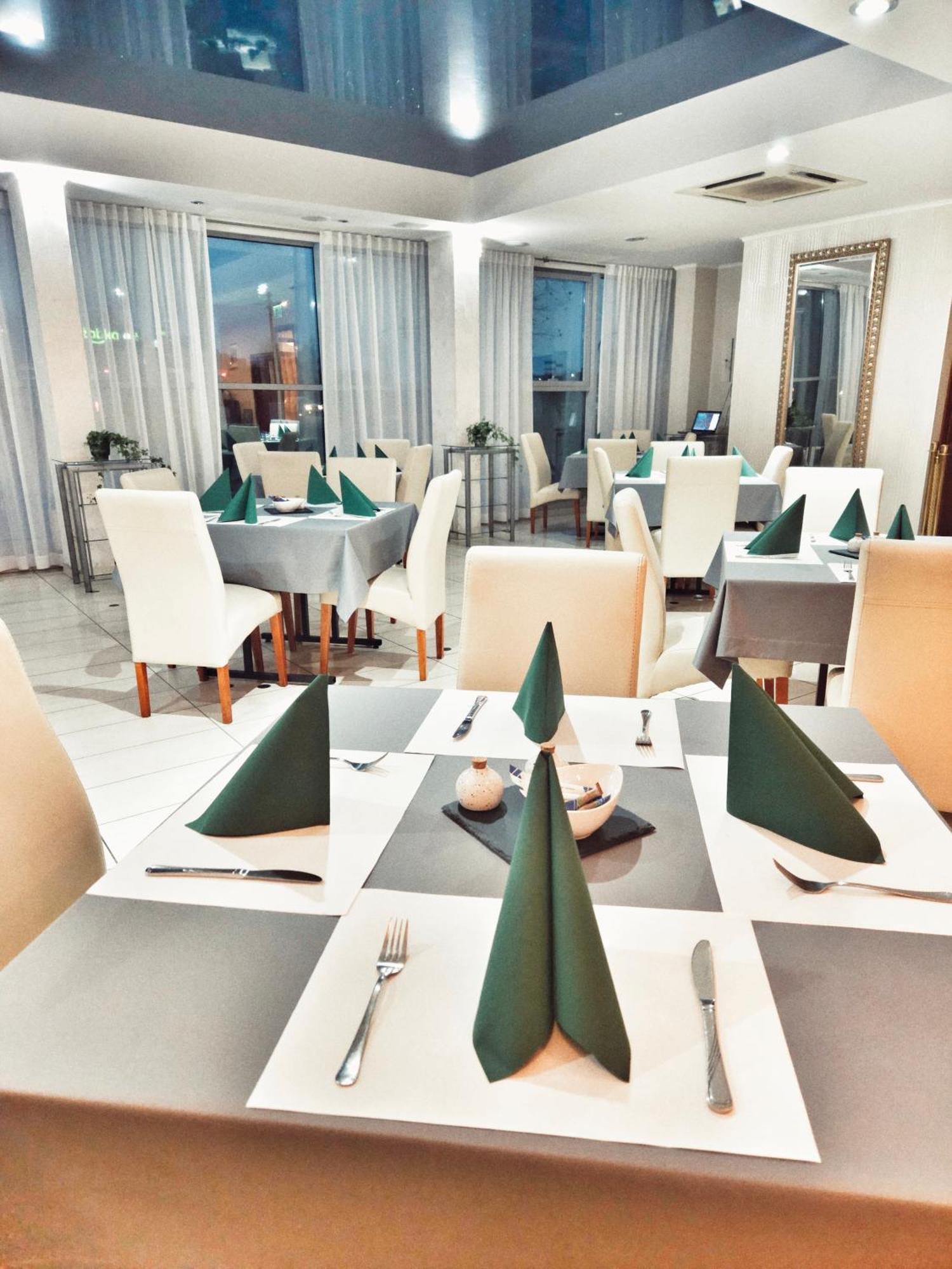 Hotel I Restauracja W Luboniu Kültér fotó